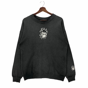 Op de afbeelding: Een donkergrijs sweatshirt met een witte grafische afbeelding van een gestileerd vlamontwerp op de voorkant. Het sweatshirt heeft een ronde hals en lange mouwen.