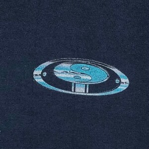 Pu&ograve; includere: Un simbolo yin yang blu e bianco all'interno di un design circolare su sfondo nero.