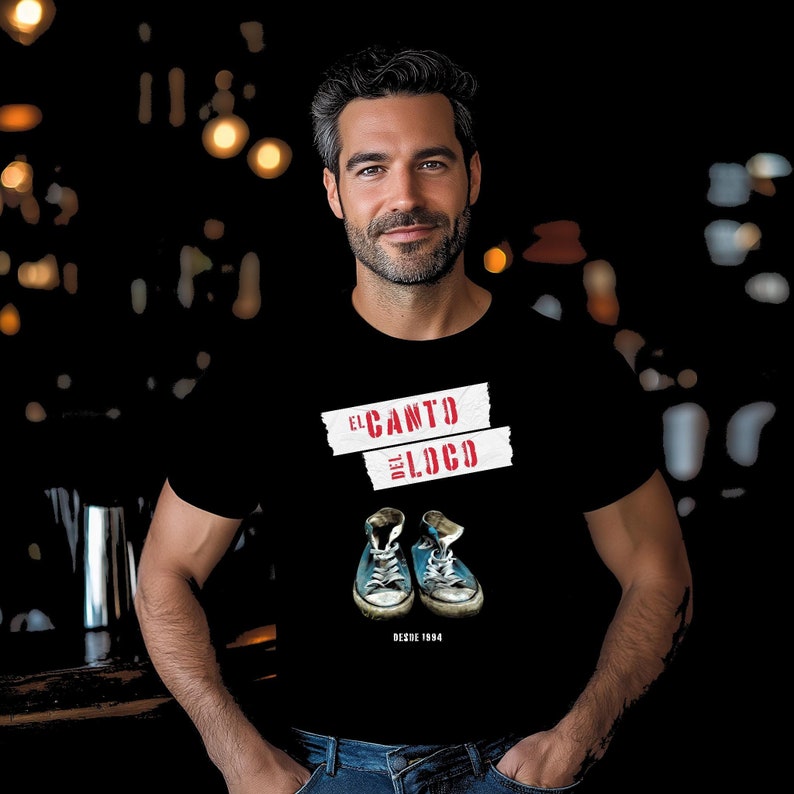 May include: Black t-shirt with the text "EL CANTO DEL LOCO" in red and white, and a graphic of faded blue trainers. The text "DESDE 1994" is printed below the trainers.
