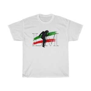 Könnte beinhalten: Weißes T-Shirt mit einer schwarzen Silhouette einer Person, die vor einem grünen, weißen und roten Pinselstrich-Design singt. Der Text "LM" befindet sich unter dem Design.