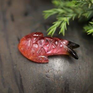 彫刻されたトルマリン鯉の宝石、バイオトルマリン魚の形をした石、23mm