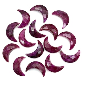 以下が含まれることがあります： 三日月形のルビーのビーズが14個集まったものです。ビーズは深みのあるリッチなパープルカラーで、ファセットカットが施されています。