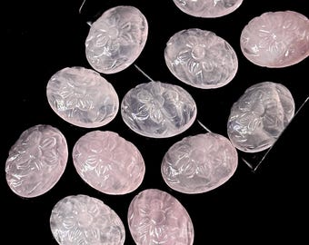 Puede incluir: Una colección de 11 cabujones ovalados de cuarzo rosa rosa con diseños florales tallados. Los cabujones son lisos y pulidos.
