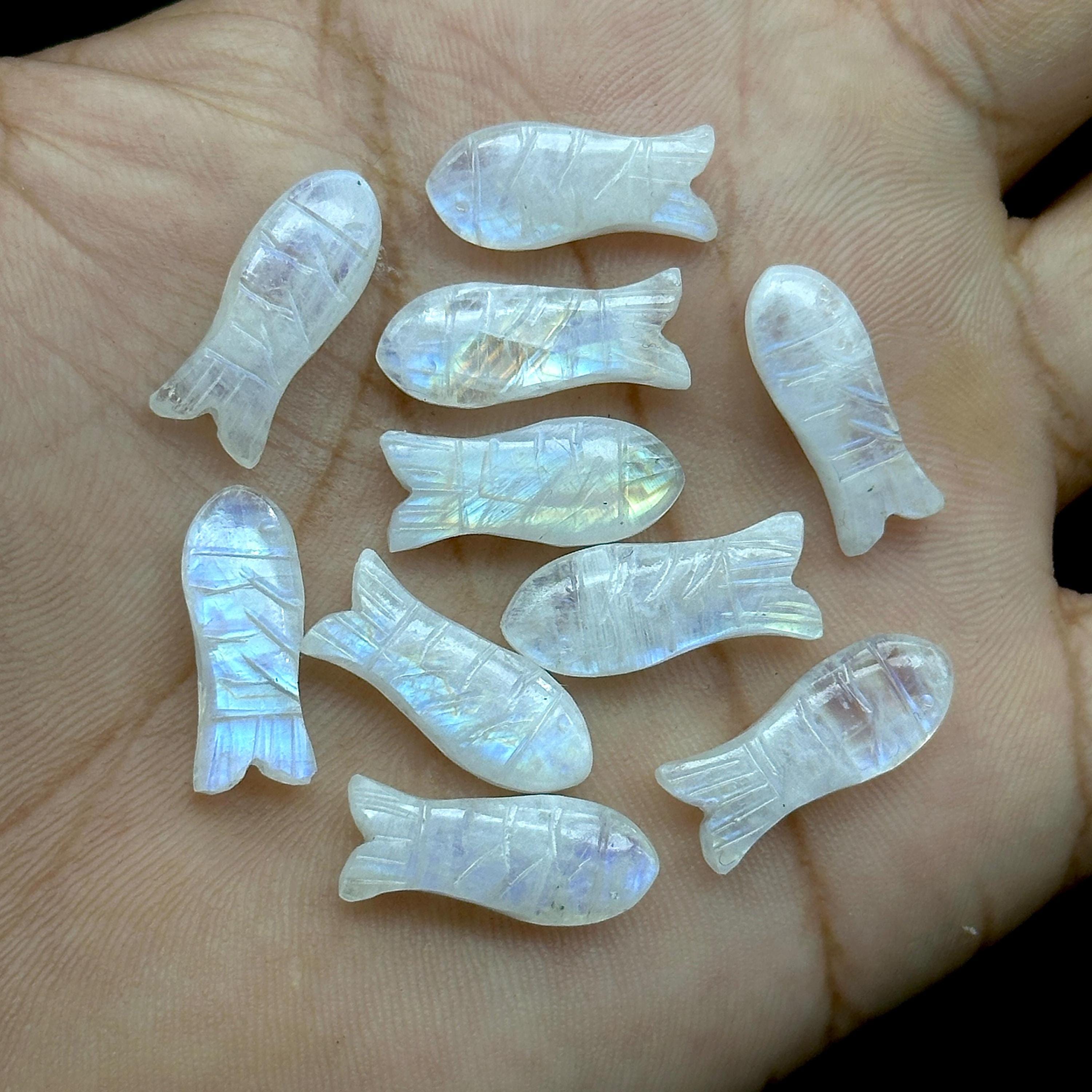 レインボームーンストーンの魚の彫刻：手彫りのブリオレットチャーム 