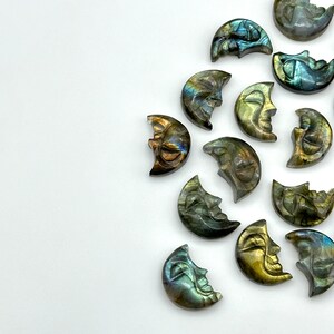 AAA Naturlig Labradorit Månansikte, Pråliga Labradorit Sniderier, 18 x 13 MM, Smyckestillverkning Snideri Ädelsten, Snidad Ansiktskristall, Ansiktsberlock bild 2