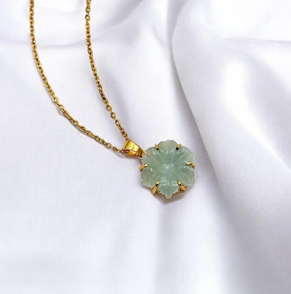 緑色の花彫刻ペンダントネックレス 翡翠ネックレストップ K18 18金 
