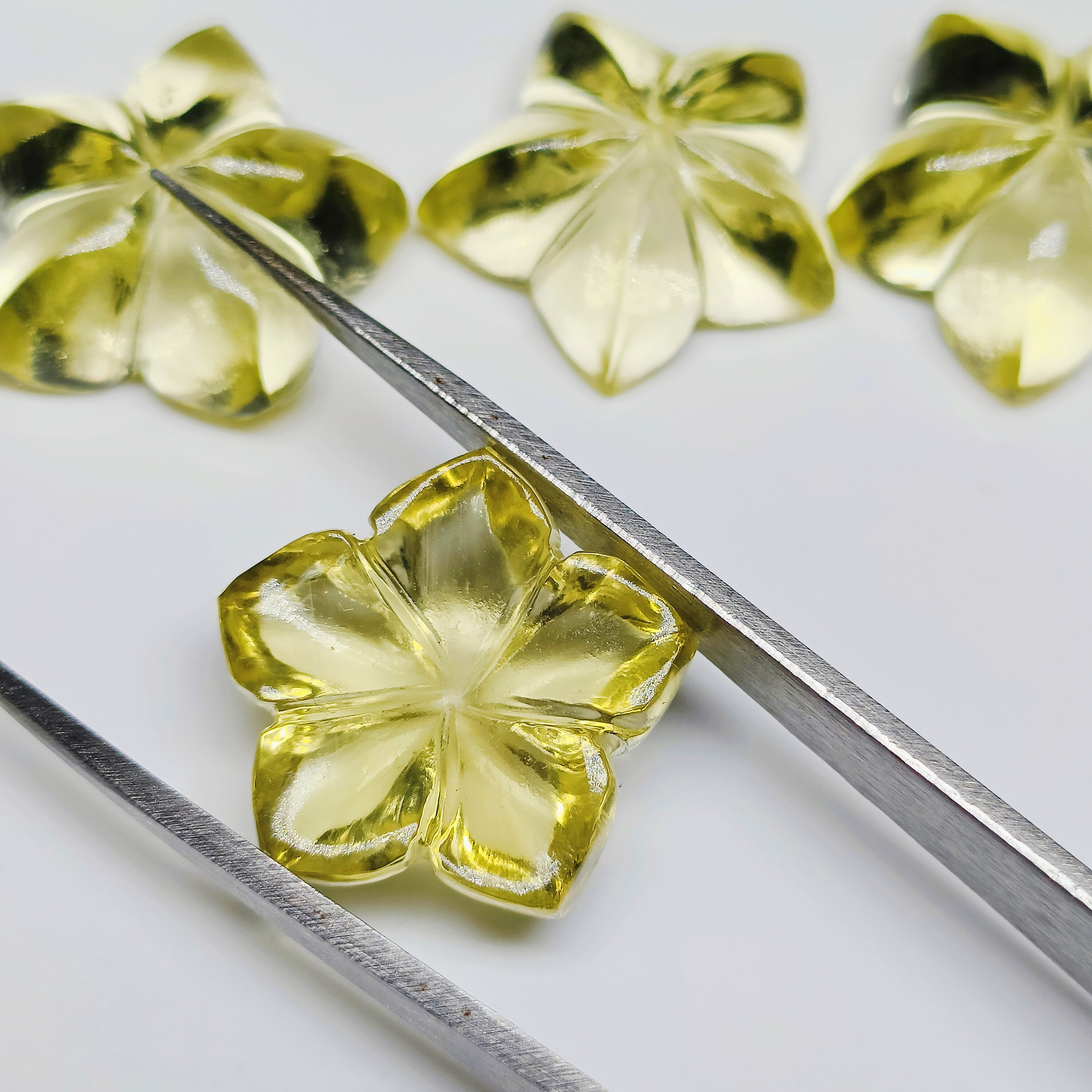 1,2,3,4,5 Pcs 100% Natural Lemon Quartz Flower Shape Carved