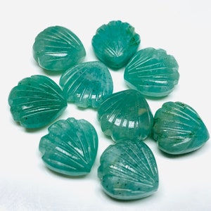 Pode incluir: Nove conchas em forma de coração de pedra preciosa verde-azulada esculpidas. As conchas têm um design esculpido detalhado.