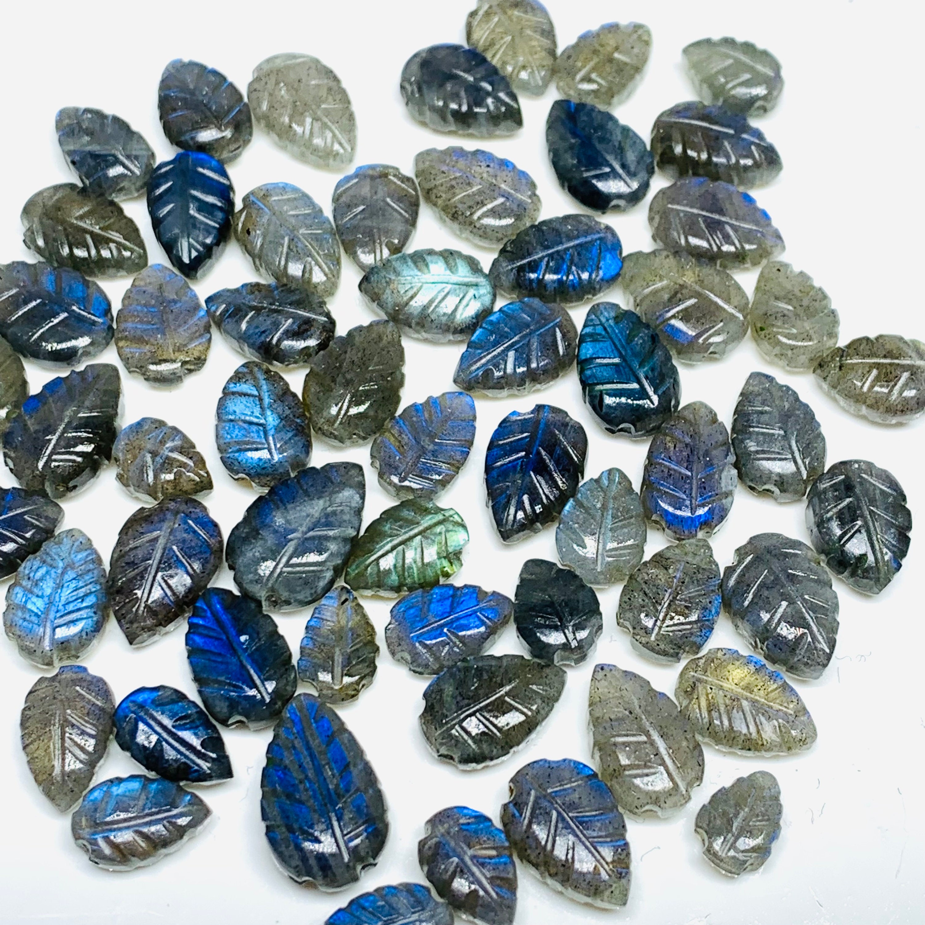 2、5、6、7、8、9、10 個 100% 天然ラブラドライト 葉っぱ型彫刻