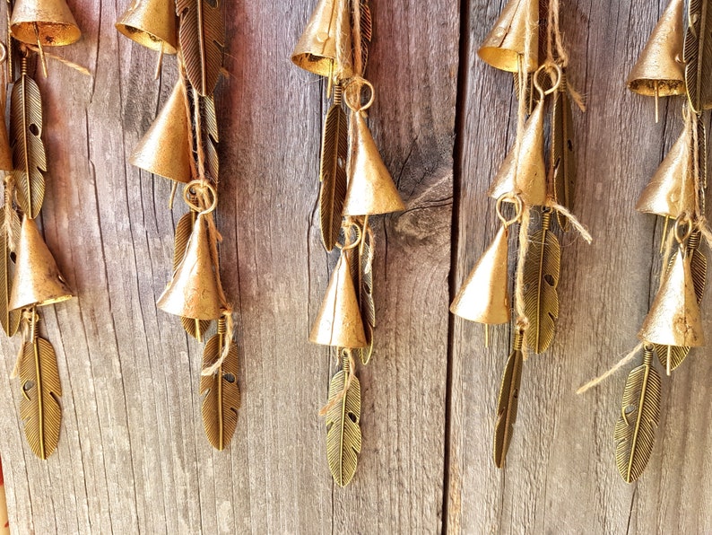 Carillon suspendu avec des cloches de vache sur une ficelle avec des pendentifs en plumes de laiton, décoration murale unique faite maison, cintre de porte vintage rustique, attrape-soleil image 7