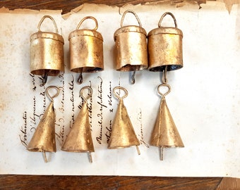 8 campanas de latón, campanas de vaca, campanas de ganado, favores de campana de boda, favores de boda, Windchime, campana vintage, campana de metal de la India, granja rústica