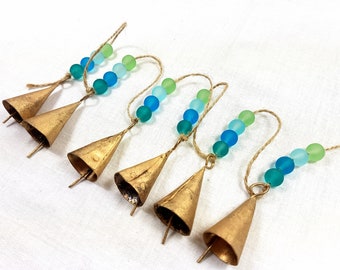 Cloches de carillon à vent, cloches mobiles, cloches sur ficelle, petite cloche, carillon à vent, cloche de vache en laiton vintage, fait à la main Inde océan mer bleu turquoise