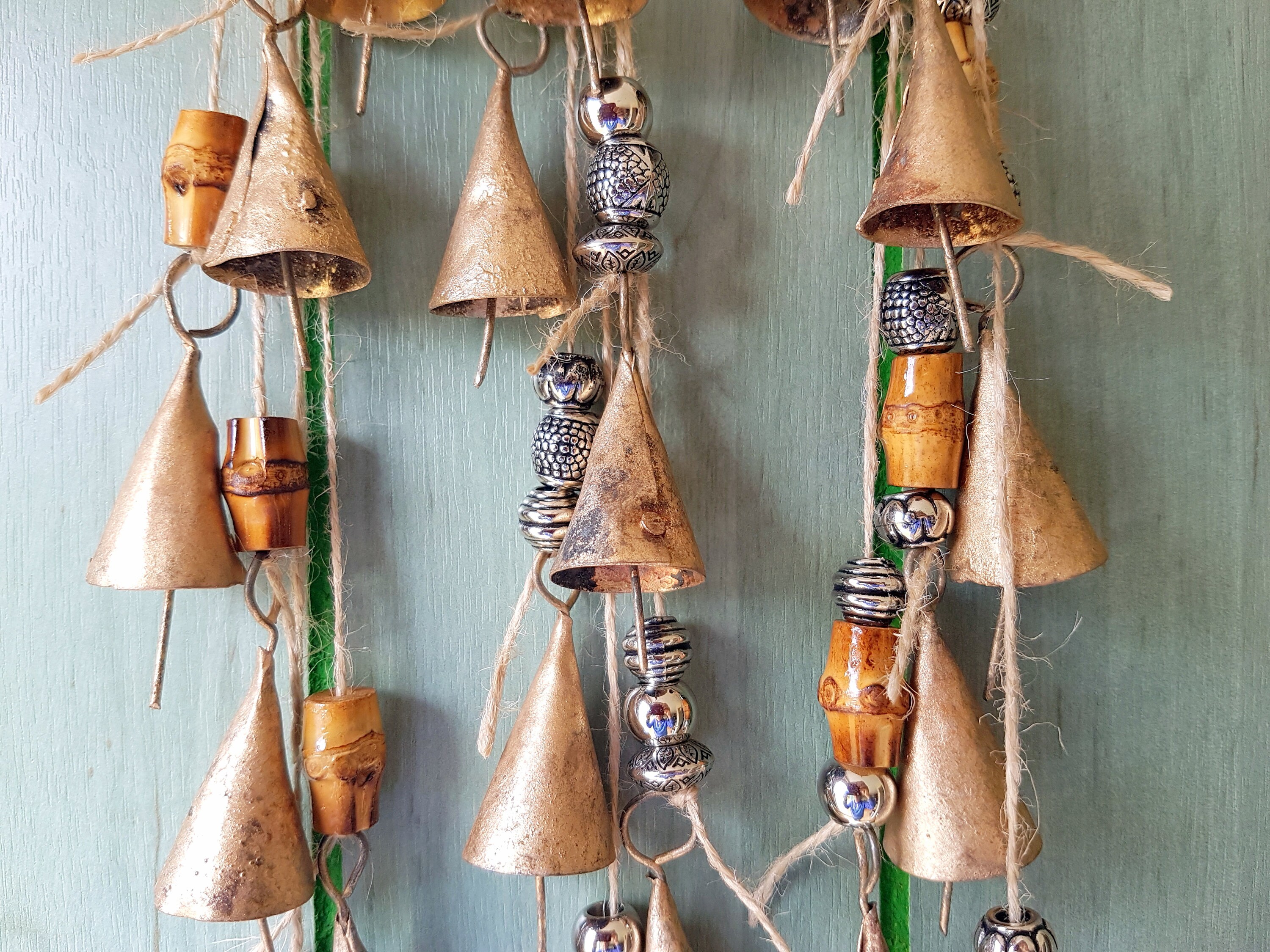 Cloches de Vache sur Une Ficelle, Windchime avec Bambou et Perles Ornées Couleur Argent, Carillon Ru