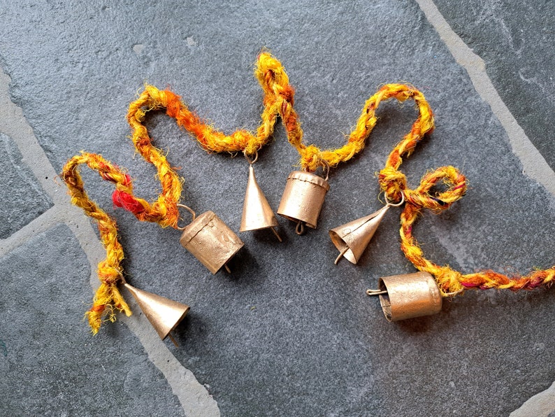 Brass bell Windchime, Boho Wall hanging wind chime, hanging bells on a string, cow bells witch bells, garland, sari silk from India colorful afbeelding 3