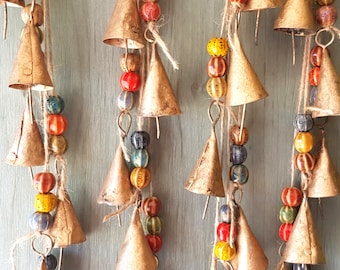 Carillon à vent composé de 6 cloches rustiques vintage en forme de vache, de perles en céramique multicolores faites à la main et de cloches en bronze doré au son mélodieux.