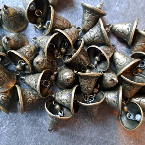 Small brass bronze jingle bells with hares rabbit bunny and birds, witch bells, make your own, wind chime, christmas, bohemian, pet dog cat afbeelding 2