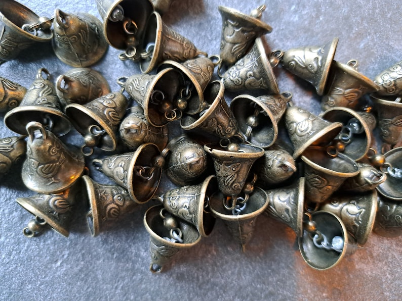 Small brass bronze jingle bells with hares rabbit bunny and birds, witch bells, make your own, wind chime, christmas, bohemian, pet dog cat afbeelding 2