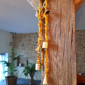 Brass bell Windchime, Boho Wall hanging wind chime, hanging bells on a string, cow bells witch bells, garland, sari silk from India colorful afbeelding 7