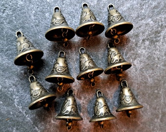 Pequeños cascabeles de bronce con liebres, conejos y pájaros con sonido ligero, cascabeles de brujas, campanillas de viento, navidad, bohemio, mascota perro gato