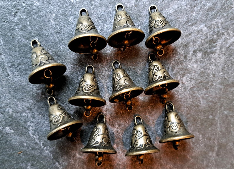 Small brass bronze jingle bells with hares rabbit bunny and birds, witch bells, make your own, wind chime, christmas, bohemian, pet dog cat afbeelding 1