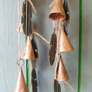 Carillon suspendu avec des cloches de vache sur une ficelle avec des pendentifs en plumes de laiton, décoration murale unique faite maison, cintre de porte vintage rustique, attrape-soleil image 3