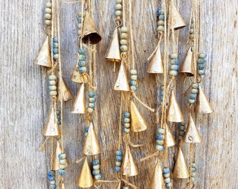 Campanas en cuerda con cuentas de cerámica AZULES, Windchime rústico, Campana de vaca vintage, Boho, Étnico, Colgador de puerta de feng shui bohemio, colgante de pared Nepal