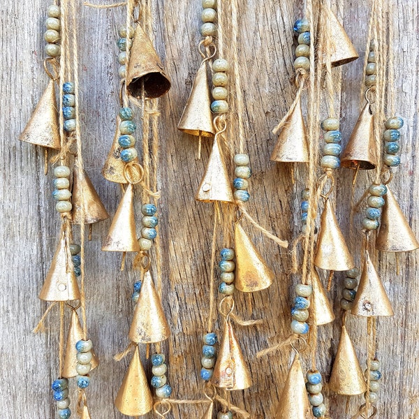 Cloches sur ficelle avec perles en céramique BLEUE, carillon rustique, cloche de vache vintage, Boho, ethnique, cintre de porte feng shui Boho, tenture murale Népal