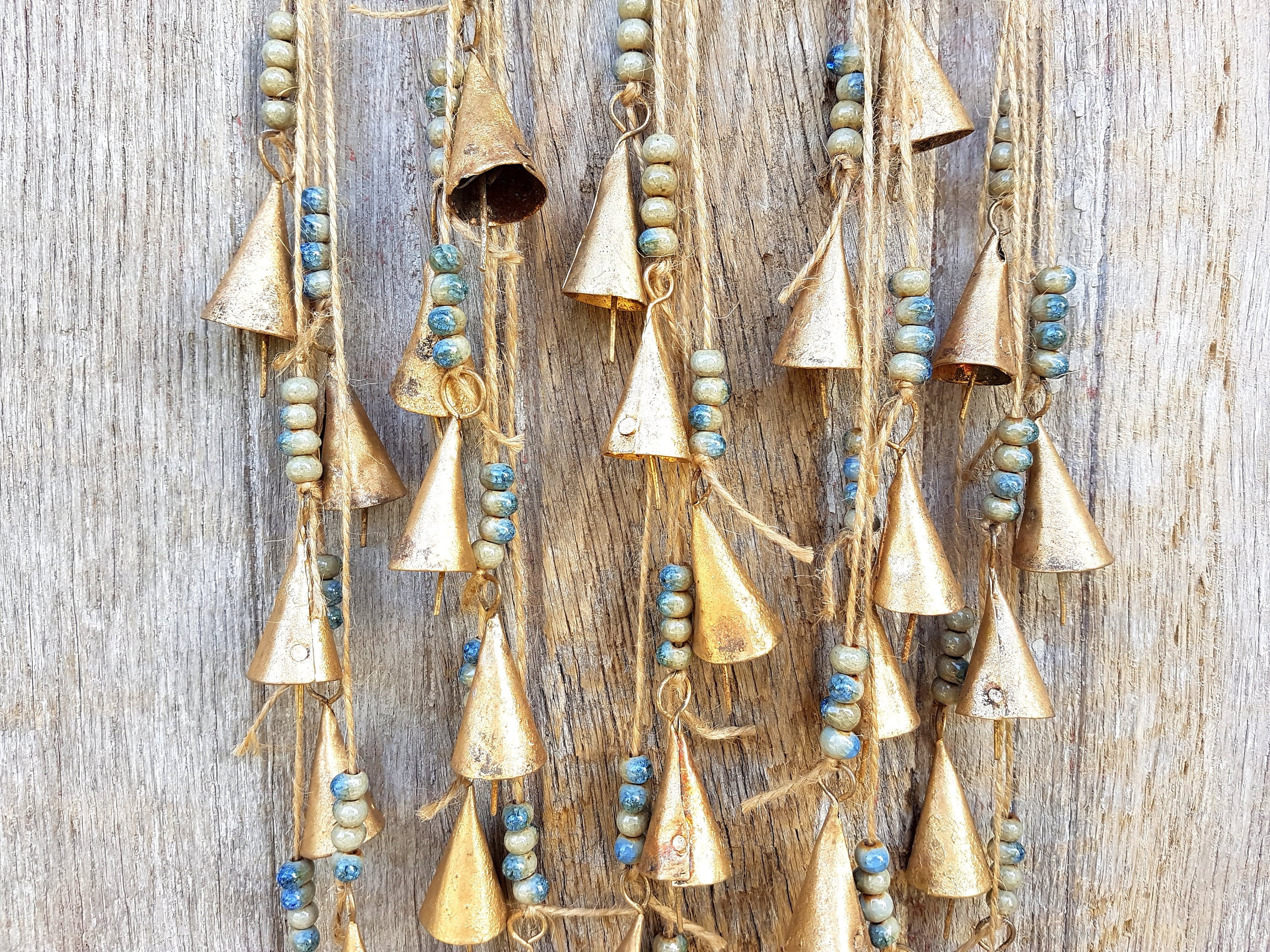 Campanas en cuerda con cuentas de cerámica AZUL, carillón de viento rústico, cencerro vintage, bohemio, étnico, colgante de puerta feng shui bohemio, colgante de pared Nepal