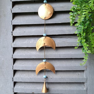 Kleiner Halbmondphasen-Wandbehang, Wanddekoration aus recyceltem Metall, volles, halb abnehmendes Wachsen, Wandkunst, bronzefarbene Messing-Goldkette, mobile Glocke