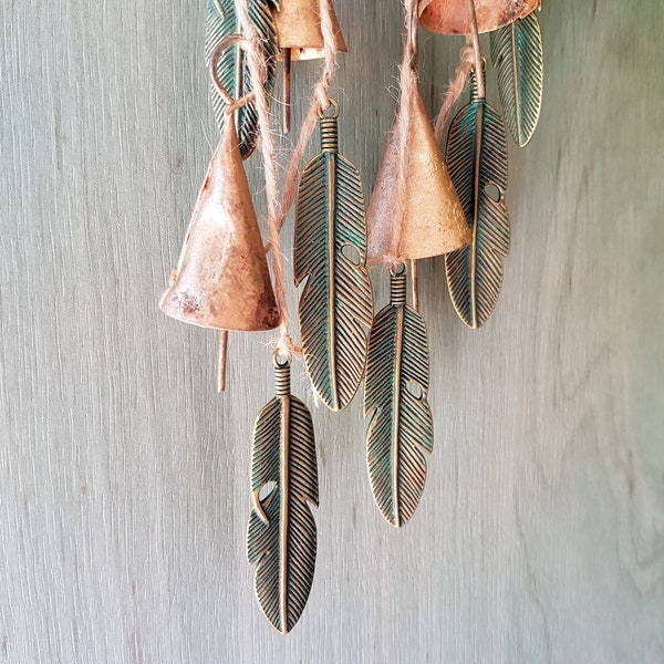 Carillon suspendu avec des cloches de vache sur une ficelle avec des pendentifs en plumes de laiton, décoration murale unique faite maison, cintre de porte vintage rustique, attrape-soleil