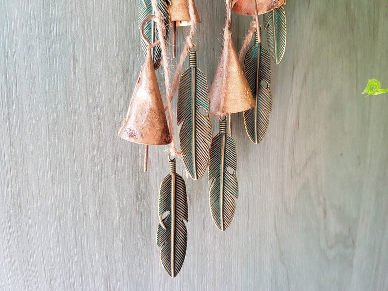 Carillon suspendu avec des cloches de vache sur une ficelle avec des pendentifs en plumes de laiton, décoration murale unique faite maison, cintre de porte vintage rustique, attrape-soleil image 1