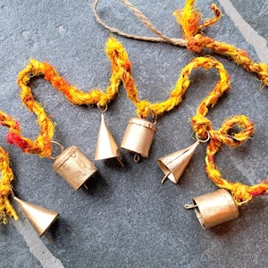 Brass bell Windchime, Boho Wall hanging wind chime, hanging bells on a string, cow bells witch bells, garland, sari silk from India colorful afbeelding 2