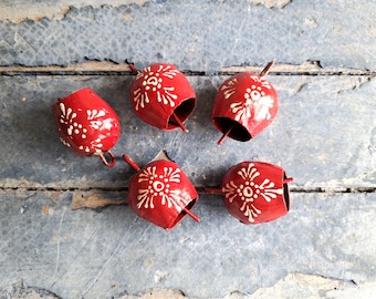 Campanas de vaca decoradas en rojo y blanco con pequeñas imperfecciones, campana de árbol de Navidad, campana de metal, campana de viento, cuerda con campanas, campana hecha a mano