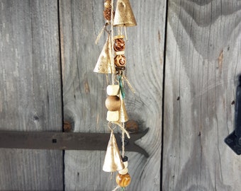 Carillon suspendu avec cloches de vache sur une ficelle avec pendentif en plumes de laiton et perles naturelles, décoration murale unique faite maison, cintre de porte de sorcière