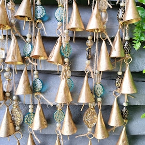 Vindklocka Häxklockor Solfångare Mobilhänge med akrylpärlor och guldfärgade metallko-klockor, väggbonad fantasi etnisk nyckfull boho söt