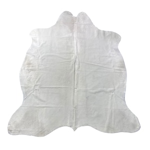 Puede incluir: Una taza de cerámica blanca con un asa negra y el texto "But First, Coffee" en negro, con una fuente de estilo manuscrito. La taza probablemente tiene 310-425 ml y está sobre una superficie blanca.