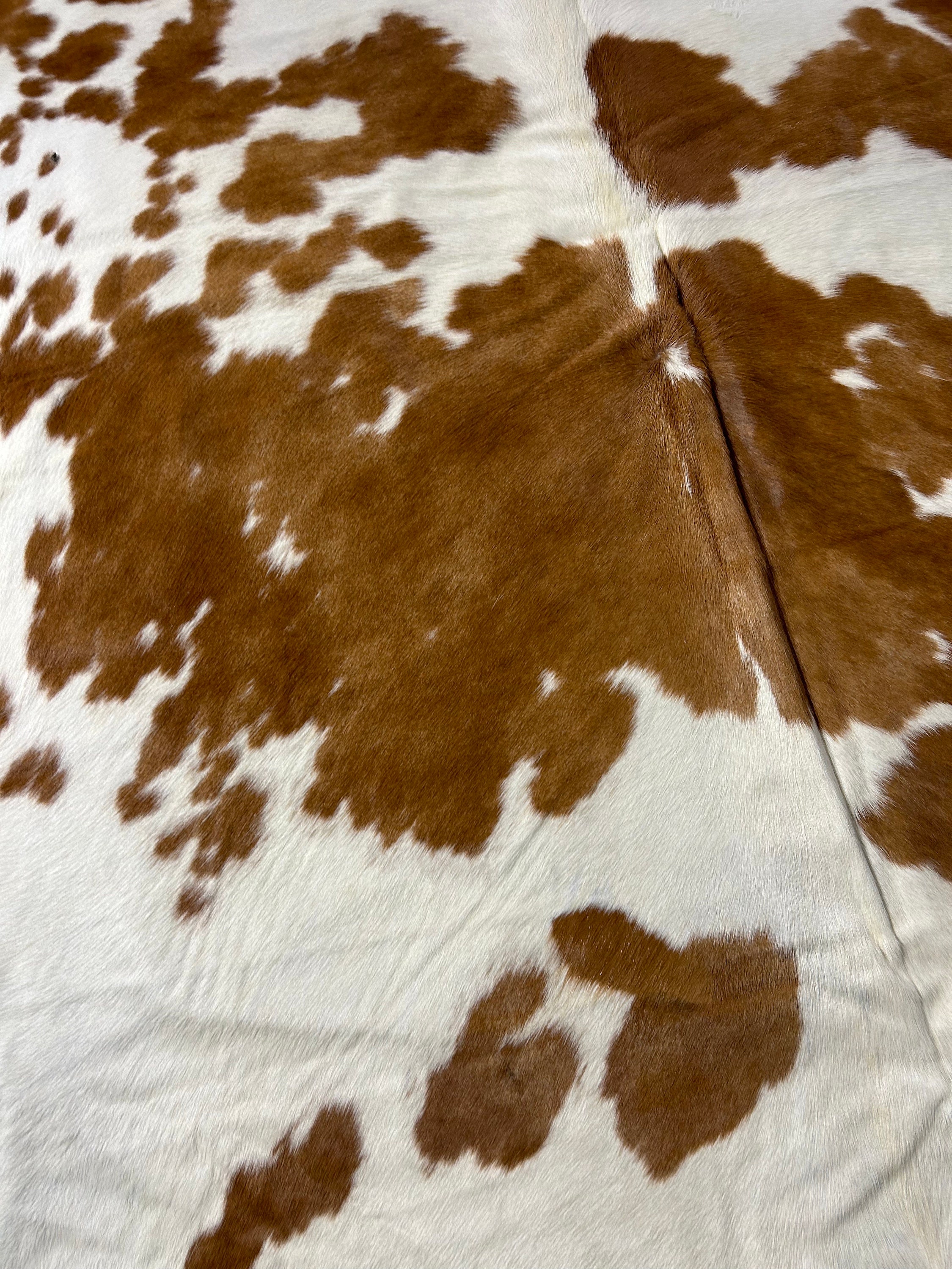 ブラウン＆ホワイト牛革ラグ（明るいブラウン） - サイズ：7.5x6.5