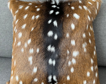 Poduszka Axis Deer Rozmiar: 18" X 18" Poduszka Axis
