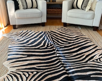 Tapete de couro bovino com estampa de zebra - Estampa autêntica / Listras internas marrons. Tamanho médio: 2,13 x 1,83 metros.