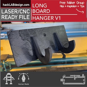 Puede incluir: Un colgador de longboard de madera negra con dos ganchos curvos. El colgador está diseñado para corte láser/CNC y presenta el texto "hackLABdesign.com" y "LONG BOARD HANGER V1". El diseño está listo para descargar como archivo SVG.