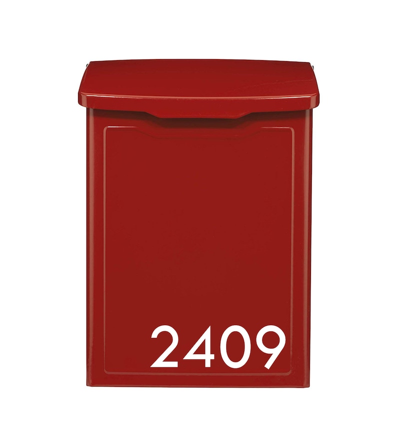 Puede incluir: Buz&oacute;n de metal rojo con el n&uacute;mero "2409" en blanco en la parte delantera.