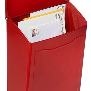 Puede incluir: Un buz&oacute;n de metal rojo con el n&uacute;mero "2409" en negro en la parte delantera. El buz&oacute;n tiene una solapa que est&aacute; abierta y hay sobres dentro.