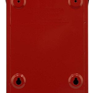 Puede incluir: Buz&oacute;n de correo de metal rojo con cuatro agujeros para montaje. El buz&oacute;n tiene una peque&ntilde;a etiqueta rectangular en relieve con el texto "U.S. MAIL" y un logotipo.