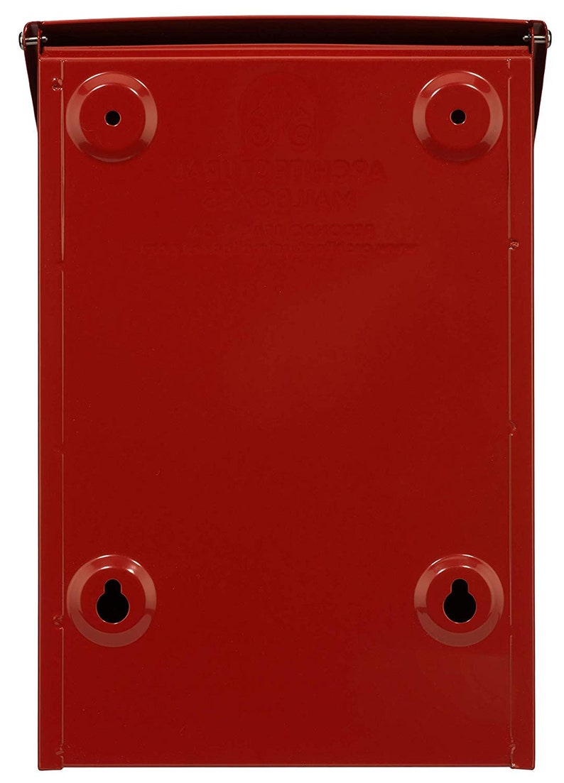 Puede incluir: Buz&oacute;n de correo de metal rojo con cuatro agujeros para montaje. El buz&oacute;n tiene una peque&ntilde;a etiqueta rectangular en relieve con el texto "U.S. MAIL" y un logotipo.