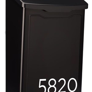 Puede incluir: Buz&oacute;n negro con el n&uacute;mero 5820 blanco en la parte delantera.