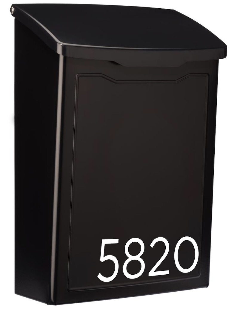 Puede incluir: Buz&oacute;n negro con el n&uacute;mero 5820 blanco en la parte delantera.