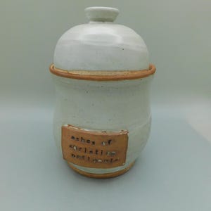 Asche von Christian Nationals Glas