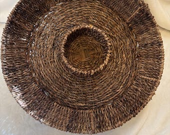 Bandeja grande de ratán vintage para servir patatas fritas y salsa.