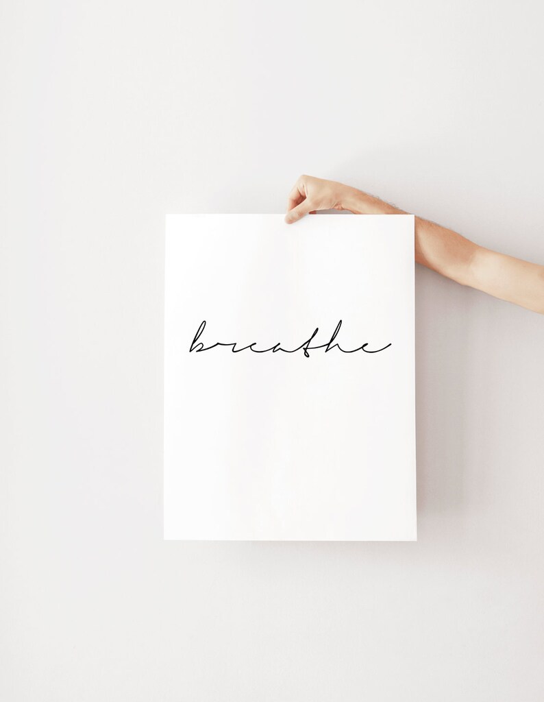K&ouml;nnte beinhalten: Ein wei&szlig;er Poster mit dem Wort "breathe" in schwarzer Kursivschrift.