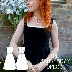 Pode incluir: Um vestido preto com decote quadrado e acabamento em renda branca. O vestido tem uma silhueta simples e é combinado com um colar de pérolas. O texto "THE WEDNESDAY DRESS" é visível no lado direito da imagem.